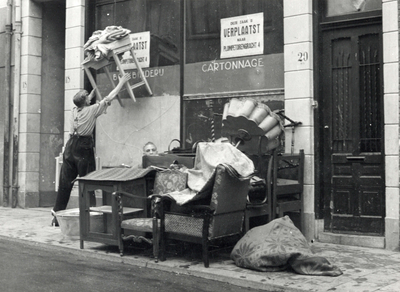 40004 Afbeelding van het verhuizen van de inboedel bij Boekbinderij en Kartonnagebedrijf Ockeloen (Nicolaasstraat 18) ...